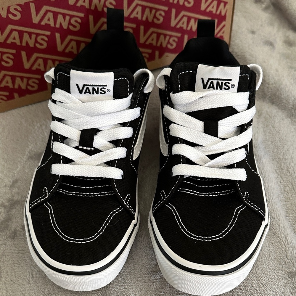 NWOT Vans Black and White Kids Low-Top Skate Shoes